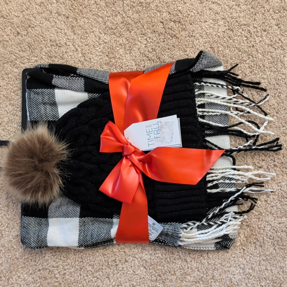 NWT Buffalo Check Scarf and Hat Set